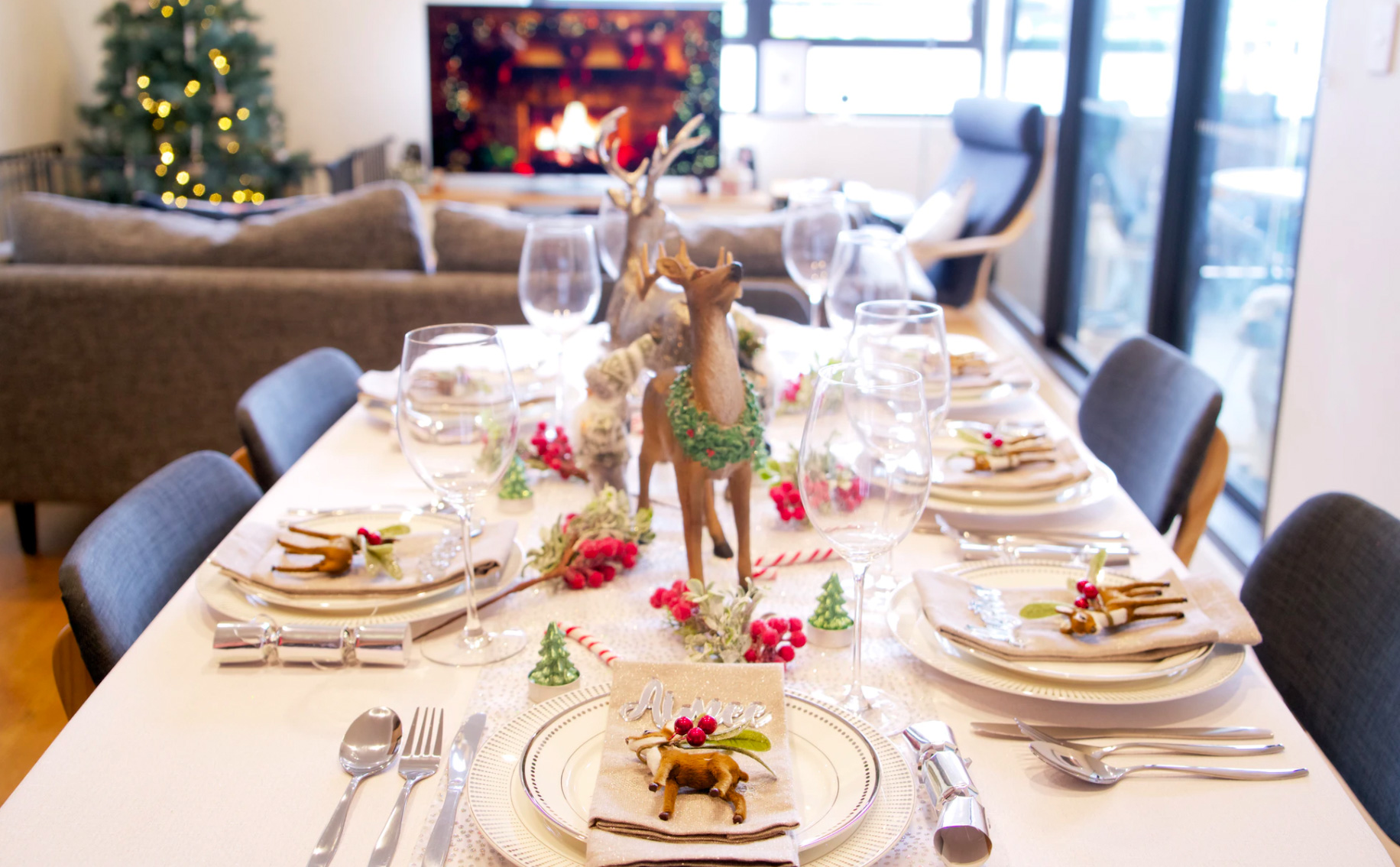 Table set for christmas dinner Unsplash - Fezbot2000