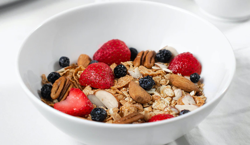 Breakfast cereal with oats and fruit