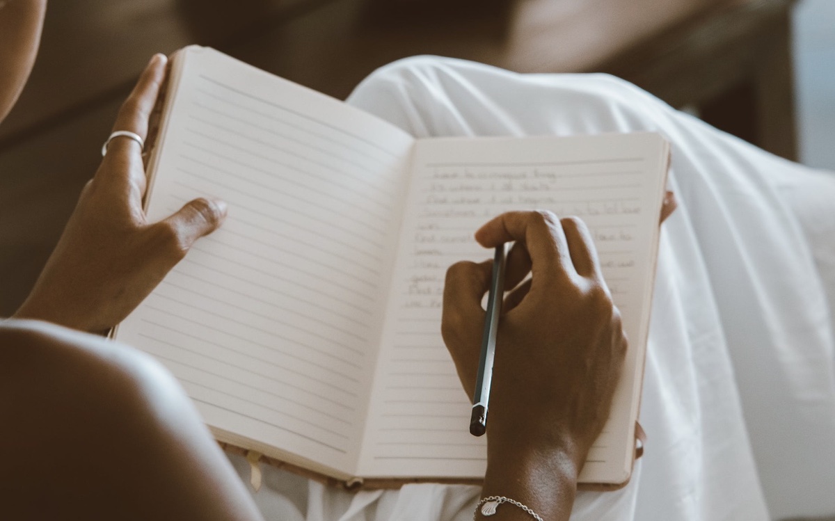 Journaling and self-reflecting. Image: Pexels - ROMAN ODINTSOV